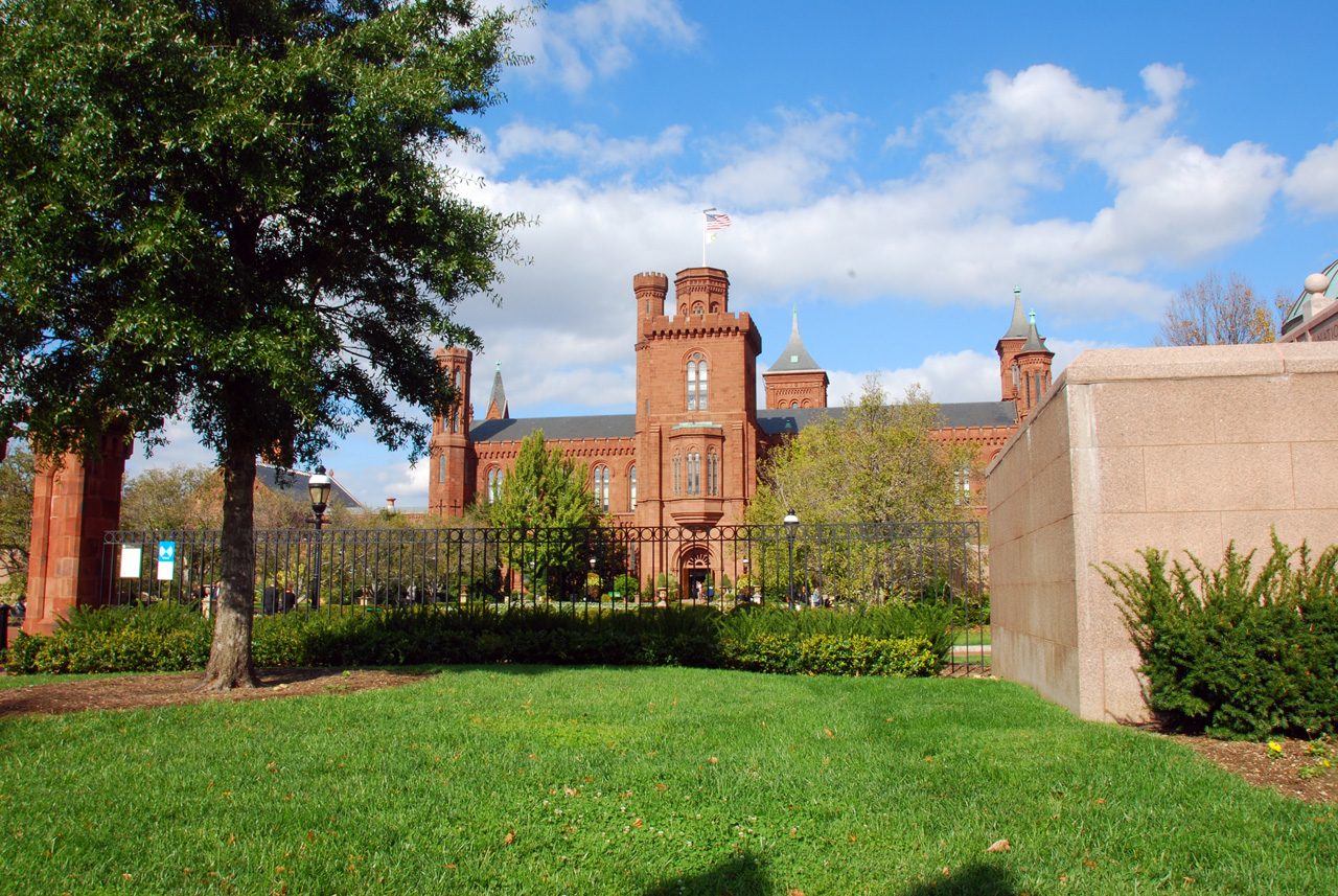 2010-11-05, 002, Smithsonian Castle, Washington, DC