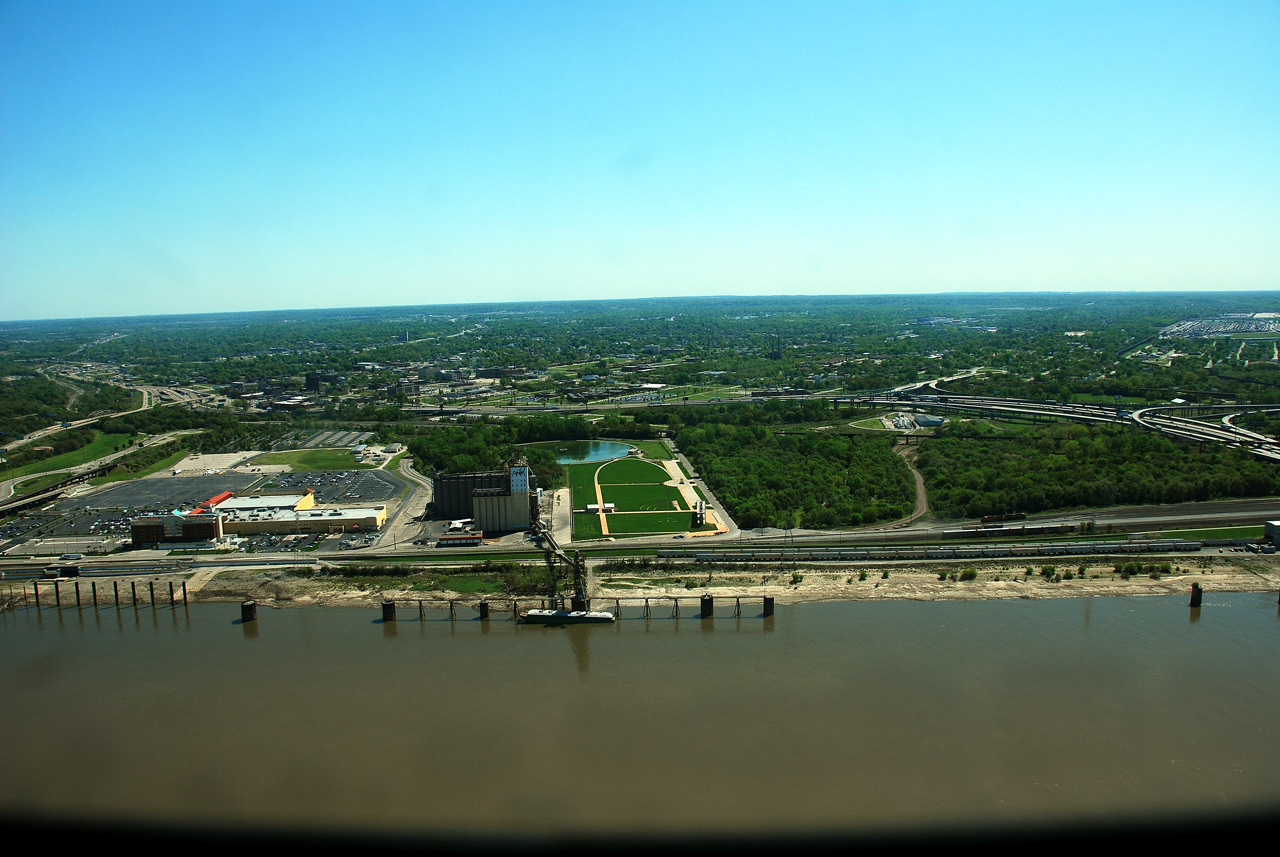 2012-04-09, 023, Looking East from the Top, MO