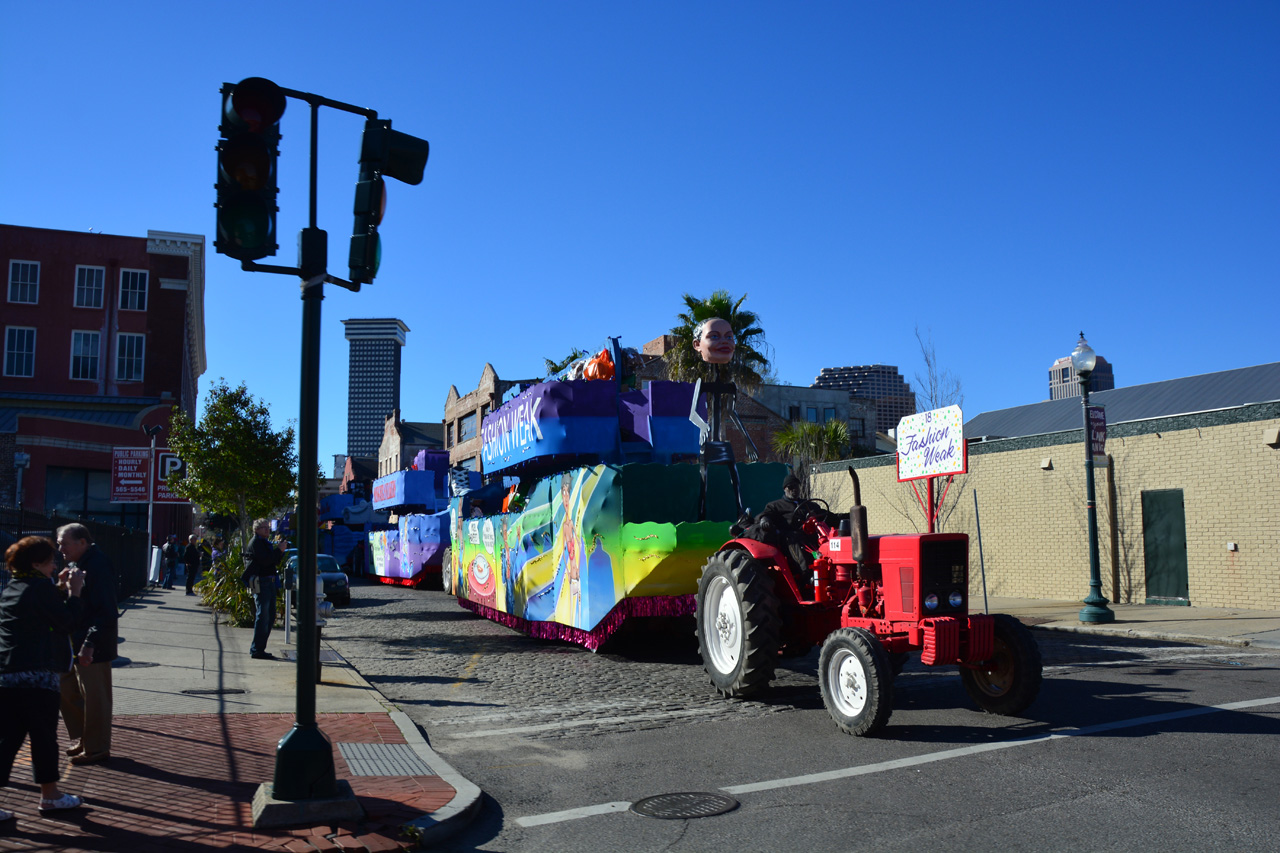 2014-02-27, 013, Floats being Towed, New Orleans, LA